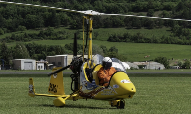  Un autogiro ULM listo para despegar 
