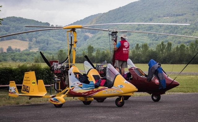  Piloto experimentado entre dos ultraligeros en la pista de Aviñón 