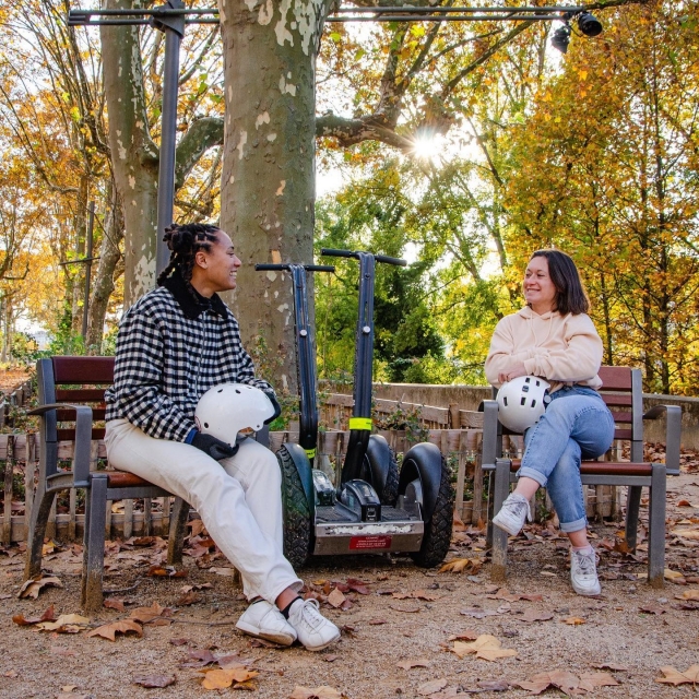  Short break under the trees of the city of Gones