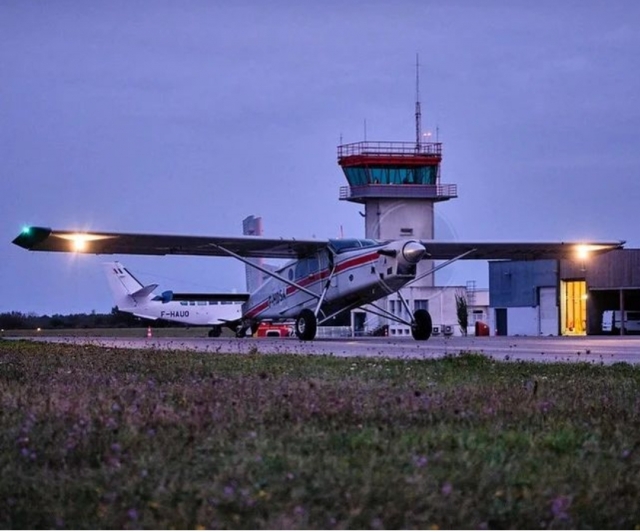 L'avion prêt à décoller à l'aéroport de Vannes