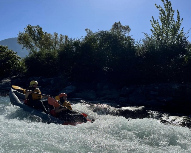 Navigate between the rocks of the torrent 
