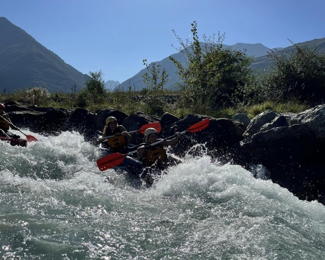  Paddle for half a day in the Gave de Pau 