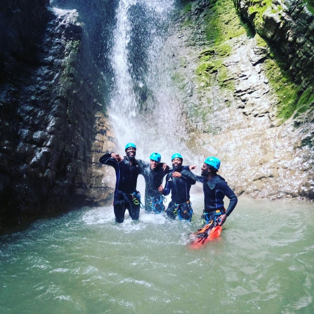 Refresco al pie de una de las cascadas 
