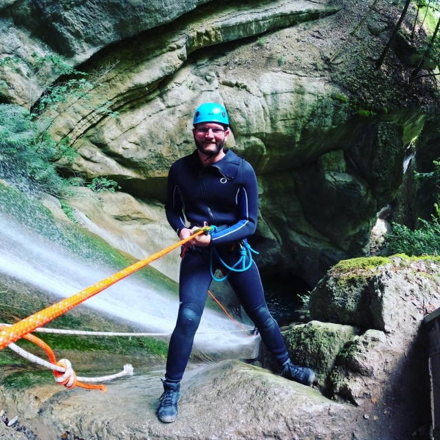  Rappel en la ladera de una cascada 