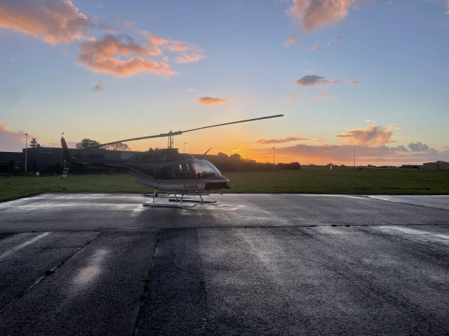 Imbarco per un volo in elicottero all'alba 