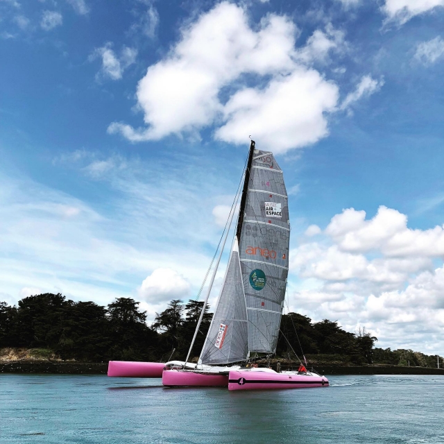 Einer unserer rosa Maxi-Katamarane auf der Keltischen See 