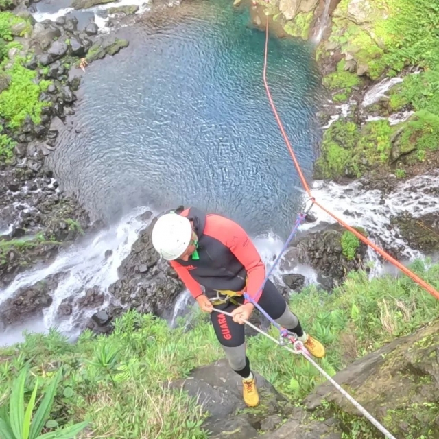  Enjoy zipline passages accompanied by experienced instructors 