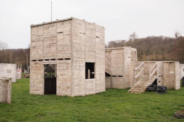  O campo de paintball foi projetado para se divertir 