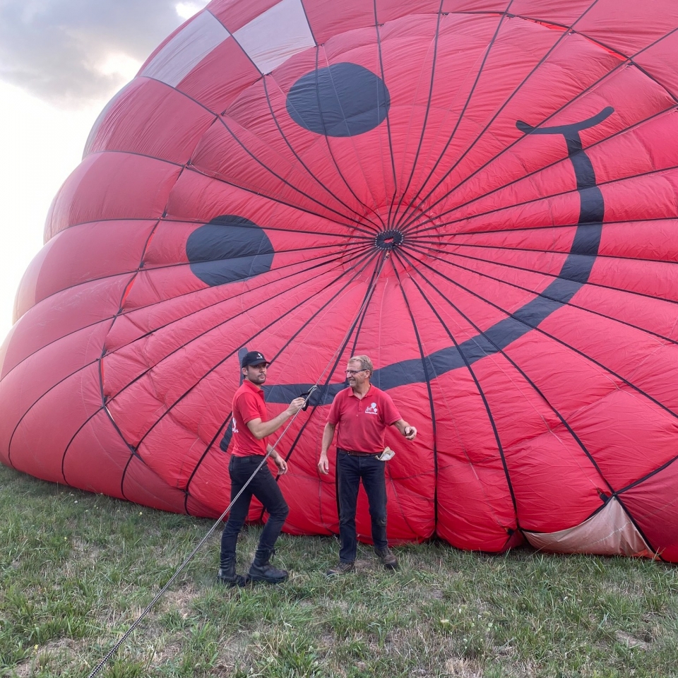 El globo de aire caliente en preparación para el vuelo 