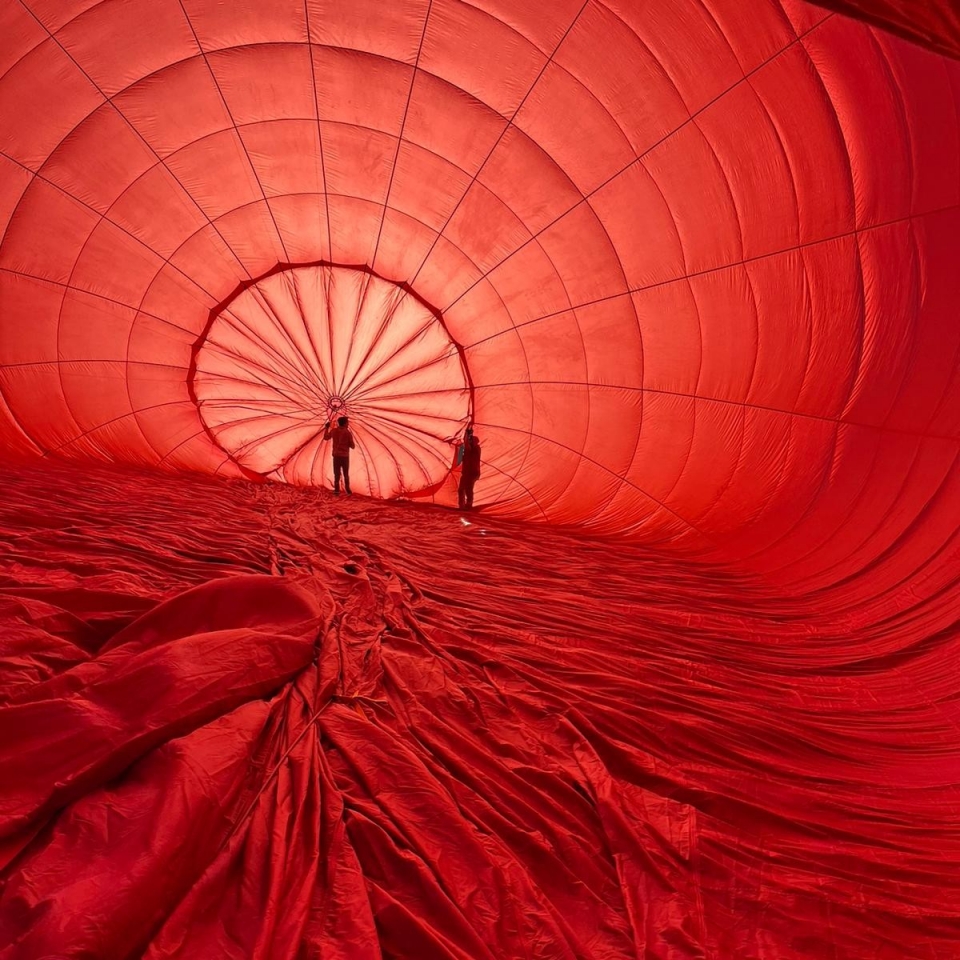 attend the inflation of the hot air balloon on our take-off zone attend the inflation of the hot air balloon on our take-off zone