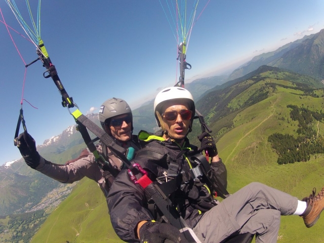  Godetevi un momento sospeso in parapendio 