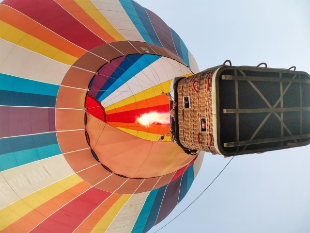  Sali in aria grazie alla mongolfiera