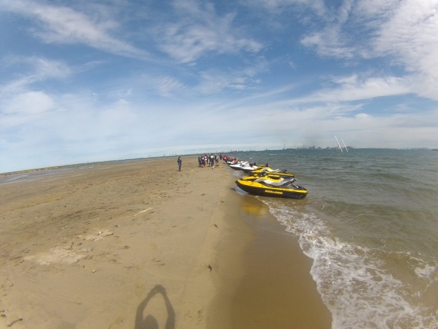 Mettez les pieds dans le sable