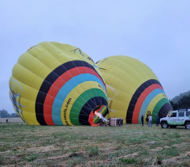  Gonfiare i palloncini prima della partenza
