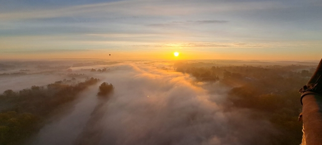  ao pôr do sol, as nuvens tornam a atmosfera mágica