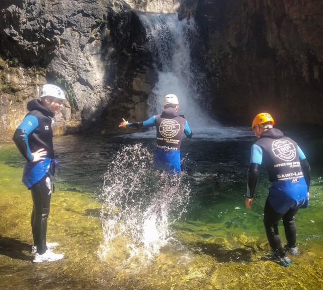  Spazieren Sie im transparenten Wasser der Schlucht. 
