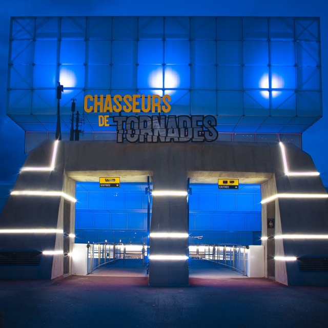 Entrez dans les attractions pour vivre un moment plein de frissons