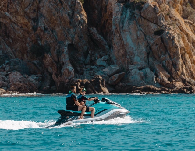Jet ski no var -9999- Visite as enseadas com águas idílicas 