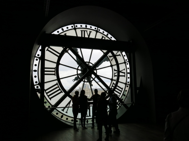 Une vue sur Paris depuis l'intérieur de l'horloge