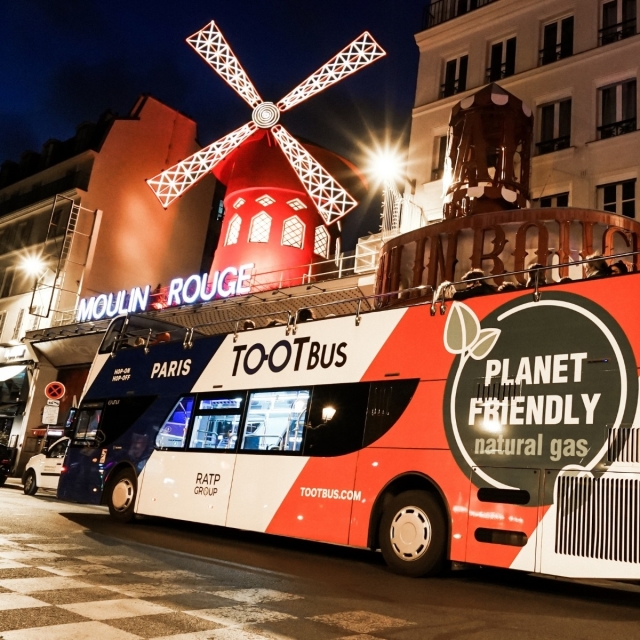 Devant le Moulin Rouge