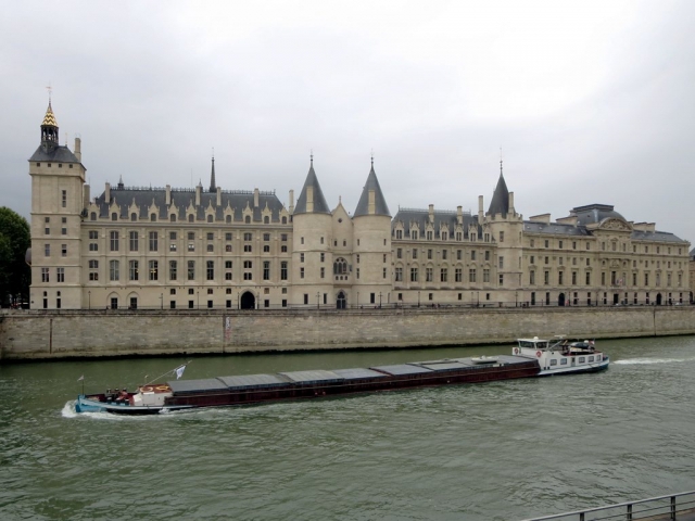 La Conciergerie sur la rive de la Seine