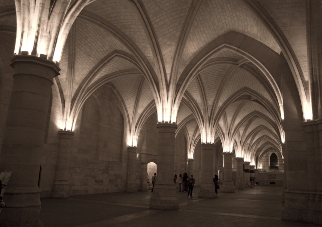 Passez sous les arches de la Conciergerie
