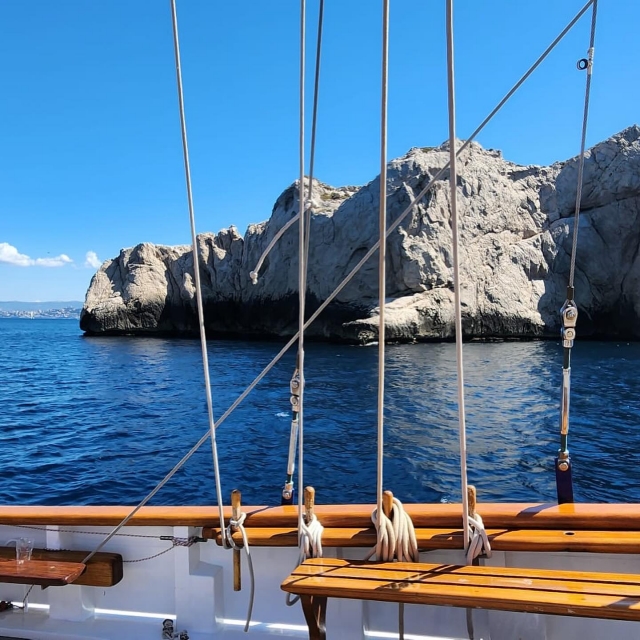 Admire the coves from the boat 