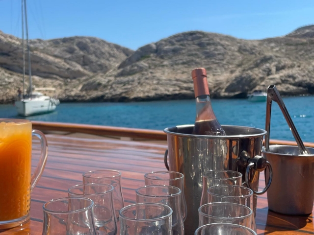  Enjoy an aperitif served on board 