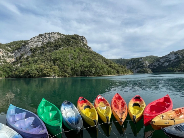  Sali su uno dei kayak 