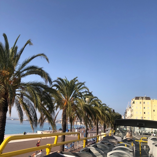 Genießen Sie die Sonne auf der Promenade des Anglais 