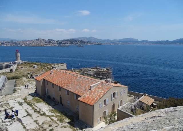  admire a vista de Marselha 