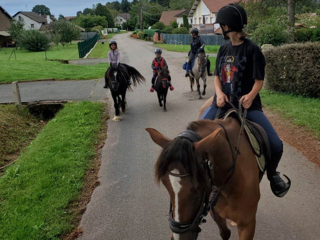  Niños montar a caballo