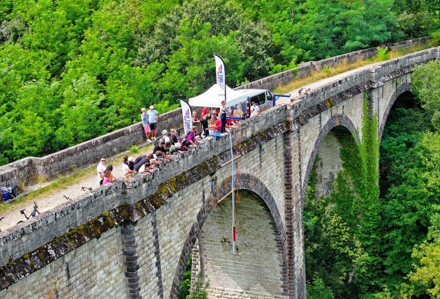 弹性跳跃 - 可欣赏Occitanie -999的绿色景观