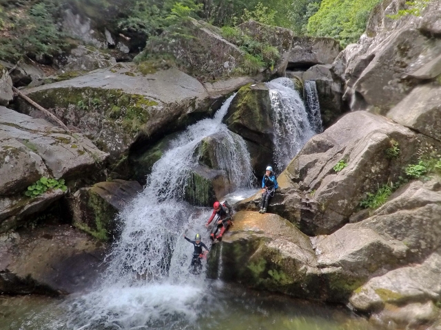 navegue por los caminos rocosos de las fuentes del Tarn -9999- Hermosa familia Family Canyoning Outing en Lozère 