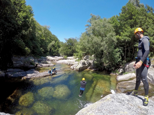  Reserve su cañón con las fuentes de las fuentes de