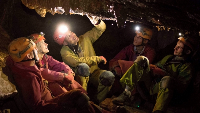 Apoyo durante su actividad de espeleología en Castelbouc