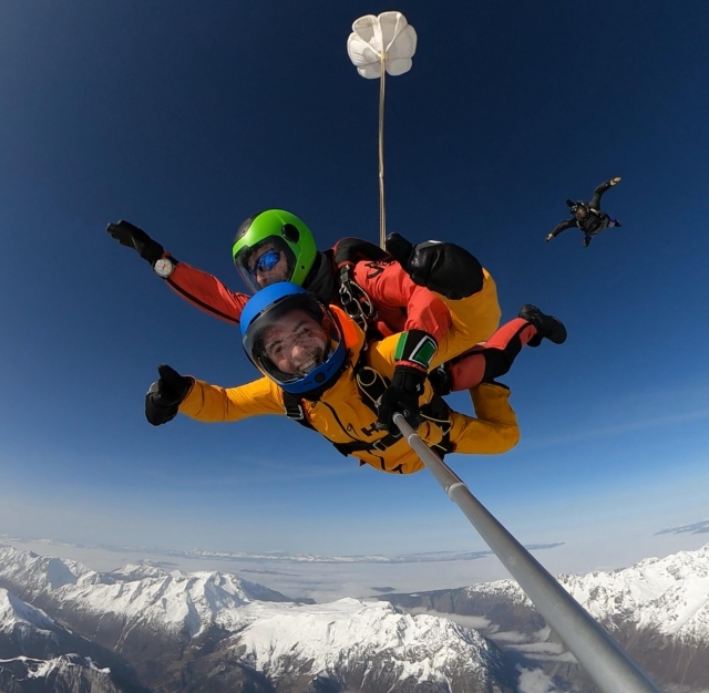  Accompagnamento del tuo istruttore durante il tuo salto di paracadute 