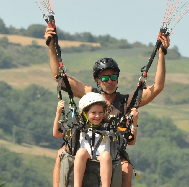  Todos son bienvenidos para Este bautismo parapente en Millau