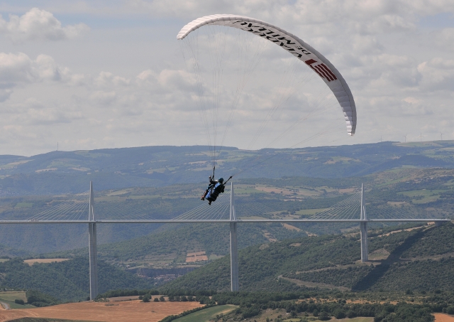 滑翔伞的飞行-Millau +视频-30分钟