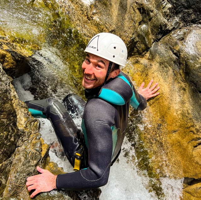  Enjoy a beautiful canyoning day 