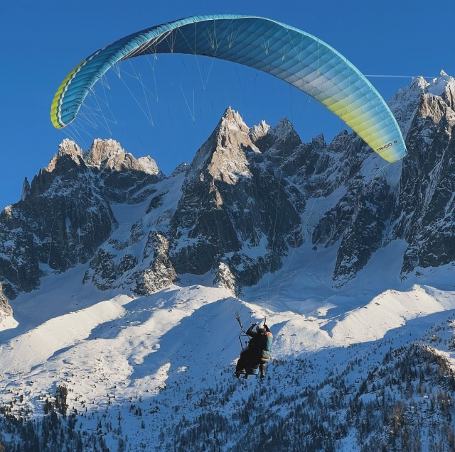  robo en el medio de las montañas nevadas de los Alpes 