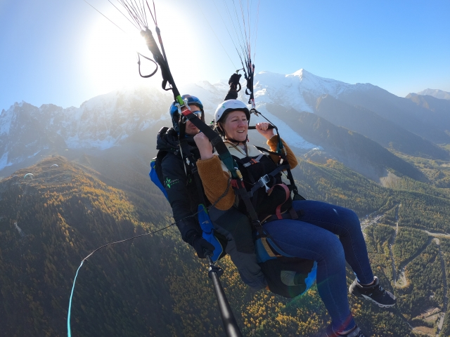  Libro de su paraglideo en el Vuelo de Camonix en el Camonéxido en el Camonéxido. día soleado en haute-savoie