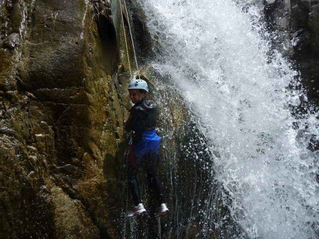  Passagem magnífica em lembrete sob uma cascata 