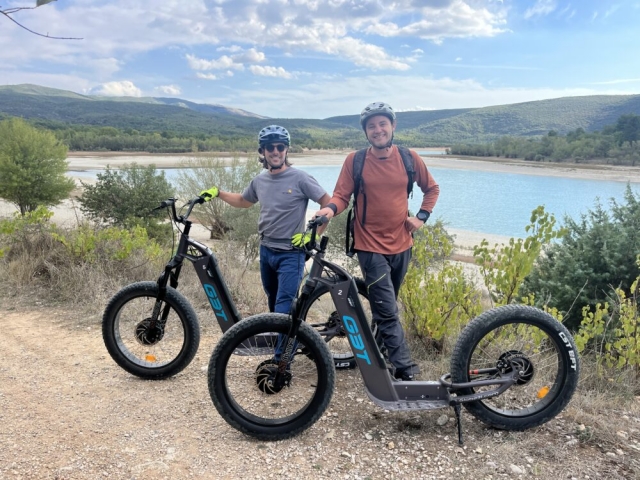 Pasee en E-Trott por encima del lago Sainte-Croix 