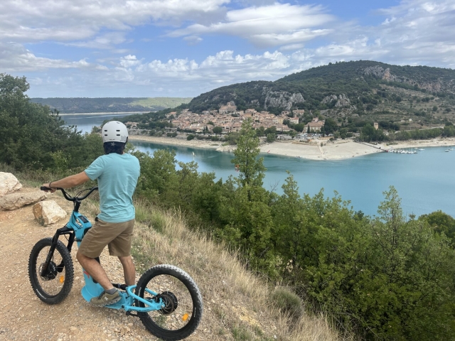  e-Trott nas alturas do lago Sainte-Croix 