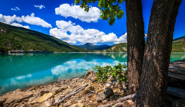  Las aguas turquesas del lago Castillon 
