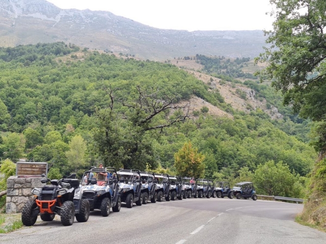 COMEN - In der Gruppe, die in der Provence -Info -Infizing -Flotte -Flotte -Flotte in Provency -In -Infizing -Flotte in den Landgut in den Buggy -99999999999999999999999999999999999999999 - aussehen. Gréolières 