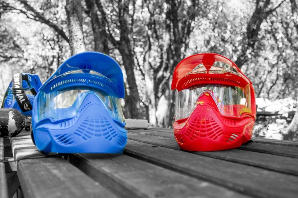 Défendez les couleurs de votre équipe lors de cette partie de paintball
