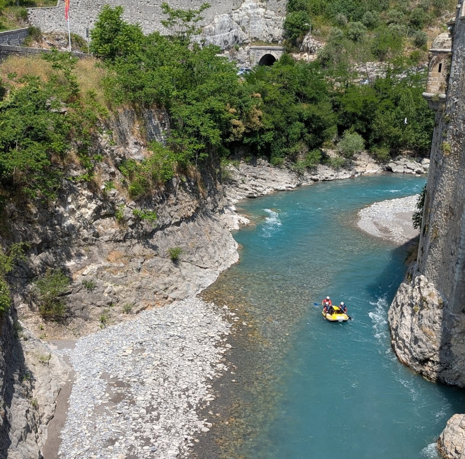 Una natura bella e selvaggia come quadro per la tua giornata di rafting 