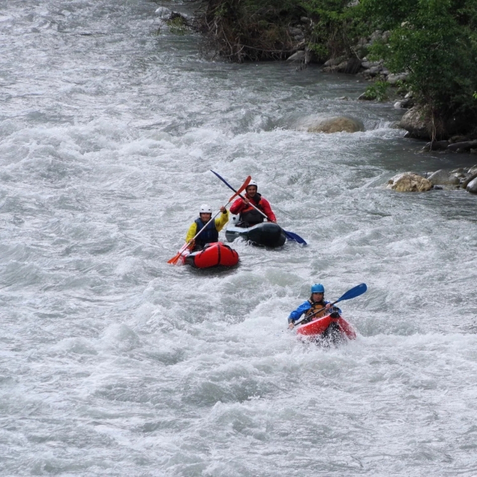  Face the Var river in the company of your friends and relatives 